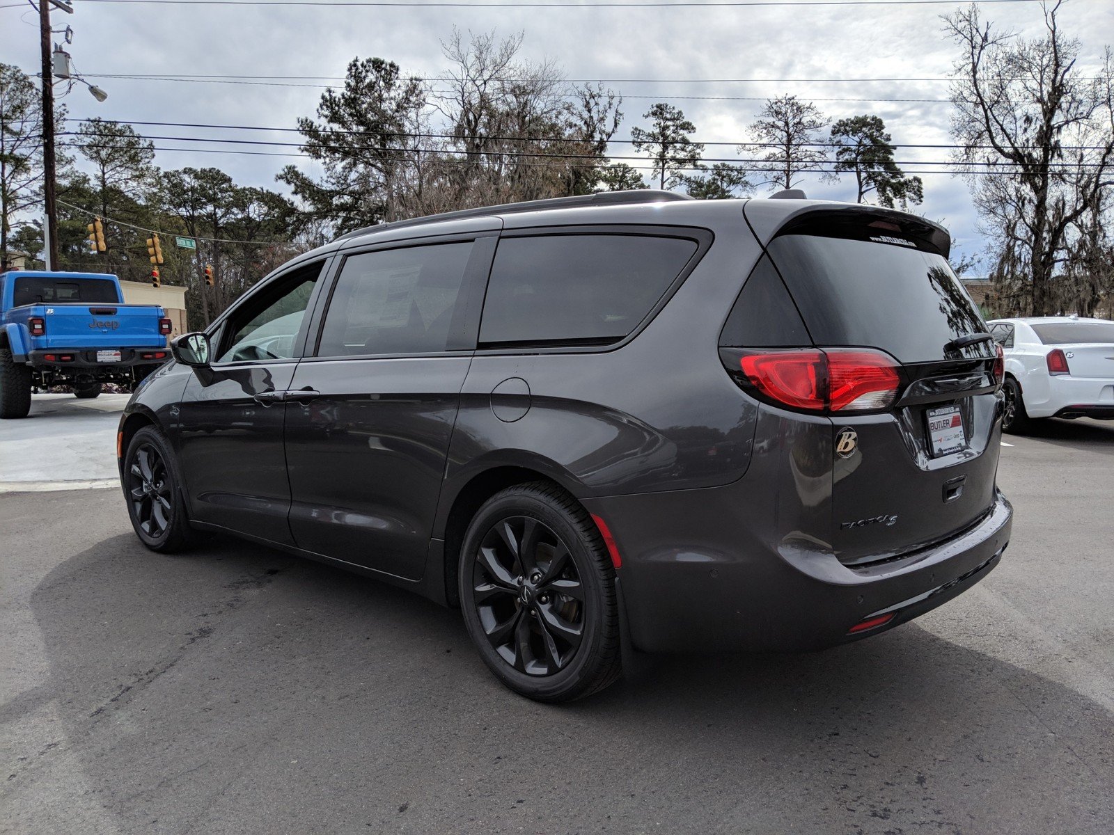 Chrysler pacifica touring l