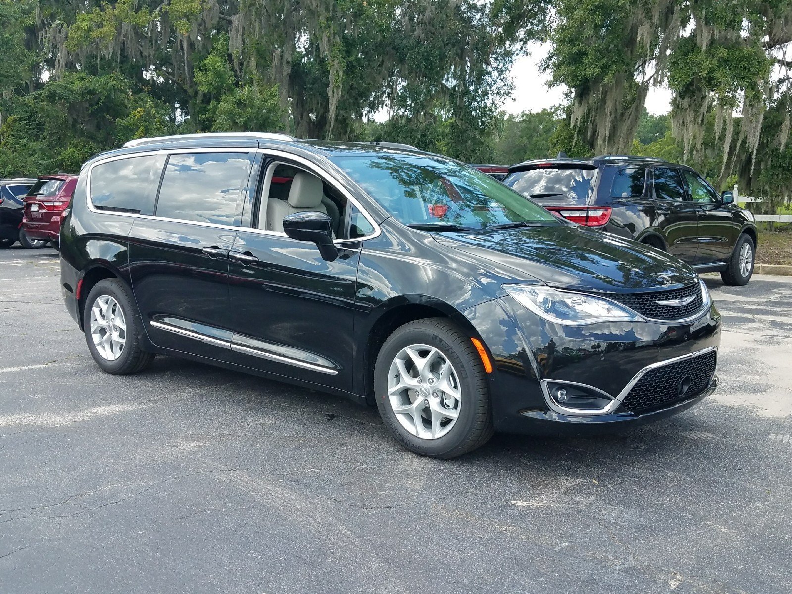 Chrysler pacifica touring l